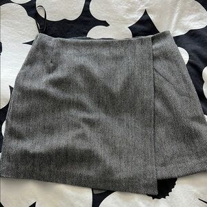 Uniqlo Stylish Black and White Skort / skirt size M NWT